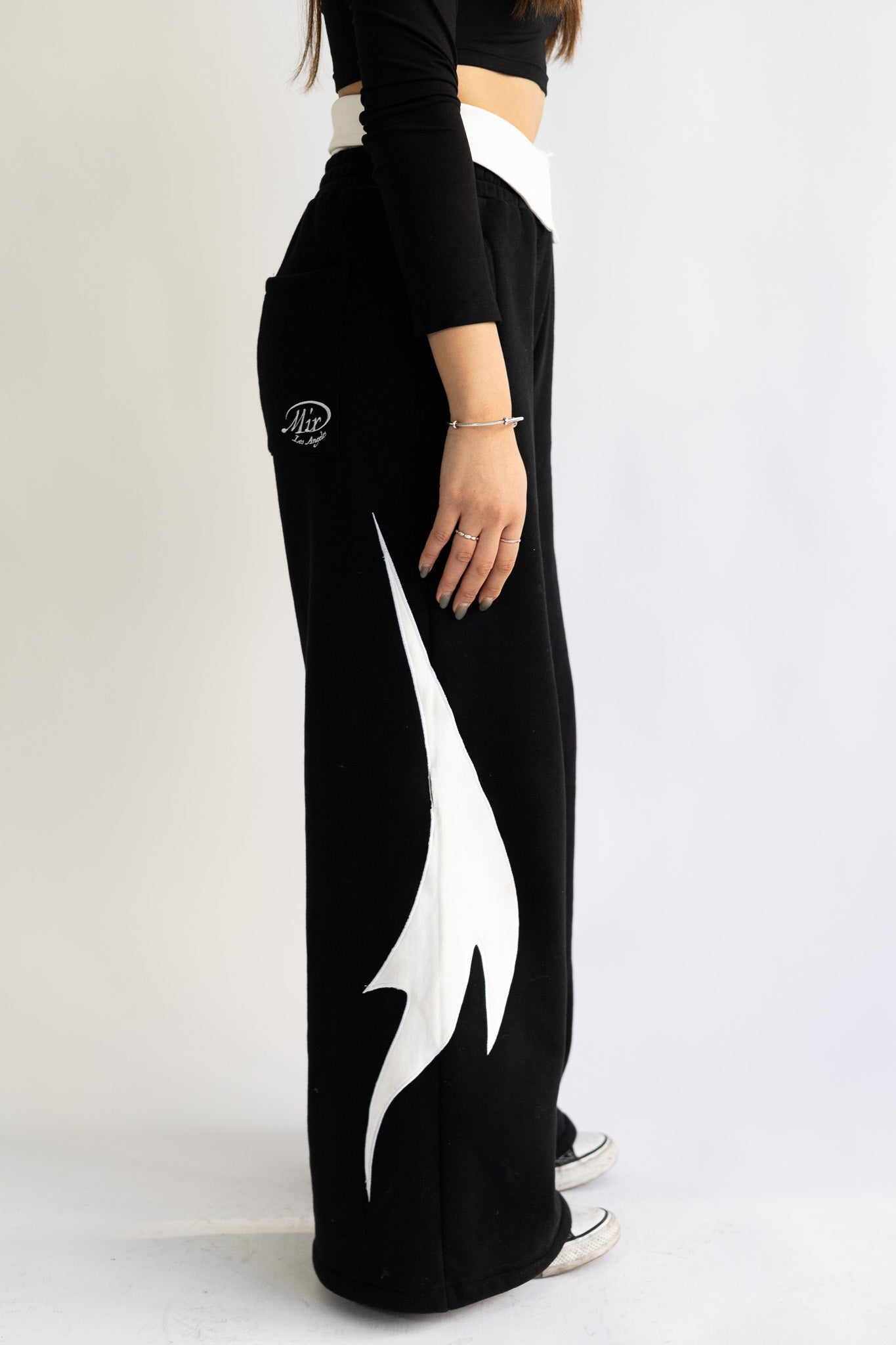WHITE COLLAR SWEATPANTS